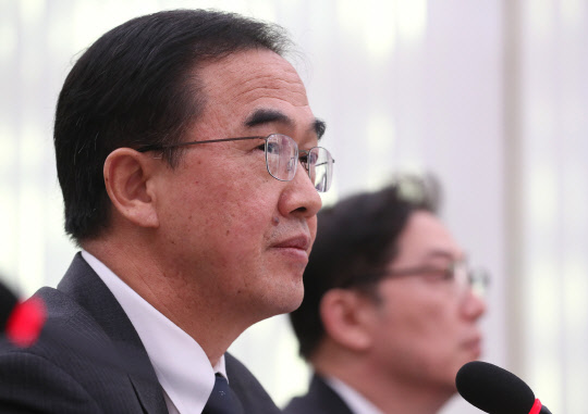 조명균 통일부 장관이 29일 오전 서울 여의도 국회에서 열린 외교통일위원회의 통일부, 민주평화통일자문회의사무처, 북한이탈주민지원재단, 남북교류협력지원협회에 대한 종합감사에서 위원들의 남북공동연락사무소 개보수 공사 관련 질의를 받고 있다.